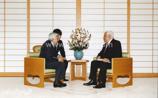 الرئيس الفلسطينى محمود عباس مع إمبراطور اليابان أكيهيتو (1)
