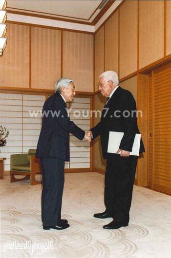 الرئيس الفلسطينى محمود عباس مع إمبراطور اليابان أكيهيتو (2)