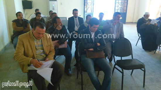 اجتماع مدير منطقة كوم أبو راضى بأصحاب المصانع ببنى سويف (1)