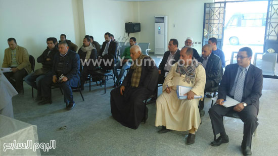 اجتماع مدير منطقة كوم أبو راضى بأصحاب المصانع ببنى سويف (3)