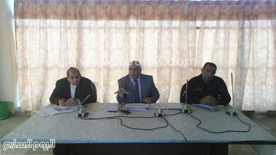 اجتماع مدير منطقة كوم أبو راضى بأصحاب المصانع ببنى سويف (4)