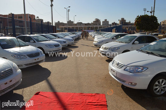 محافظ المنوفية يسلم 200 تاكسى للشباب الفائزين بالقرعة العلنية (8)