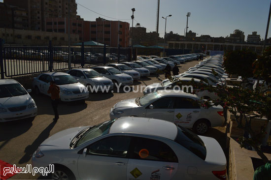 محافظ المنوفية يسلم 200 تاكسى للشباب الفائزين بالقرعة العلنية (9)