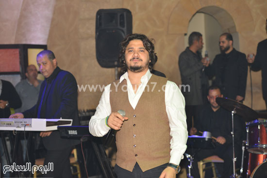 مصطفى حجاج يشعل حفل عيد الحب (2)