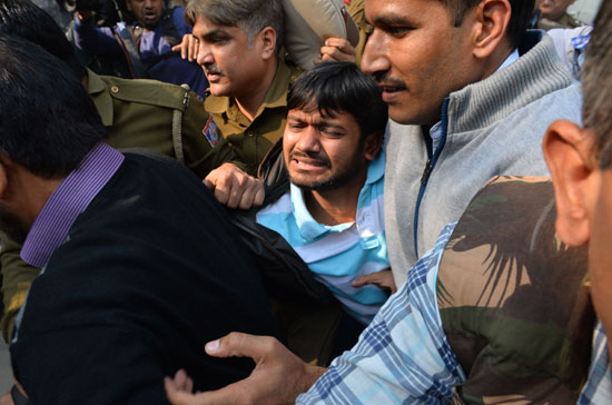 اشتباكات بين محامين ومحتجين فى الهند (1)