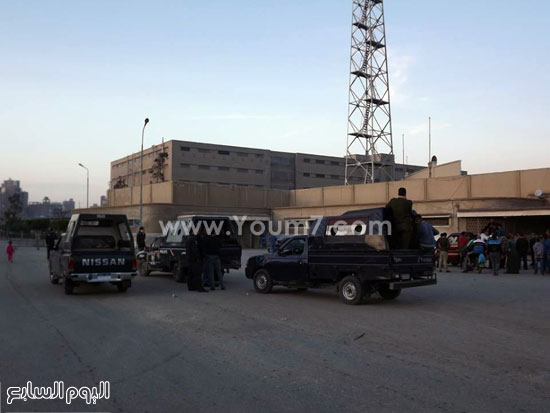  الأمن يحاصر استاد غزل المحلة بعد اقتحام الجماهير (1)