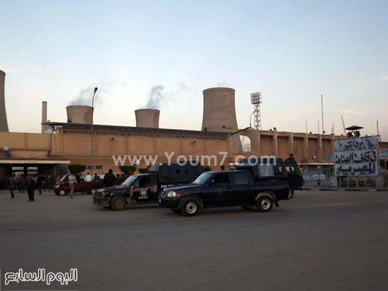  الأمن يحاصر استاد غزل المحلة بعد اقتحام الجماهير (2)