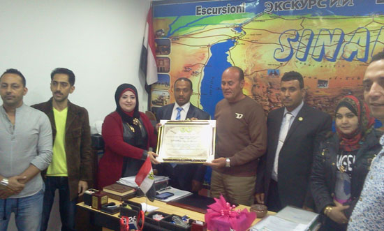 الجمعية المصرية لحقوق الإنسان تكرم رئيس قطاع خليج نعمة بشرم الشيخ (1)