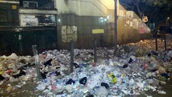 أكوام القمامة فى محيط محطة مترو الجيزة (1)