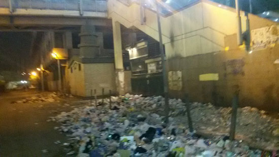 أكوام القمامة فى محيط محطة مترو الجيزة (2)