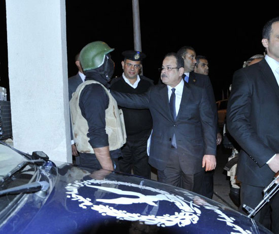 اللواء مجدى عبد الغفار وزير الداخلية يتفقد قوات الأمن بشرم الشيخ (3)