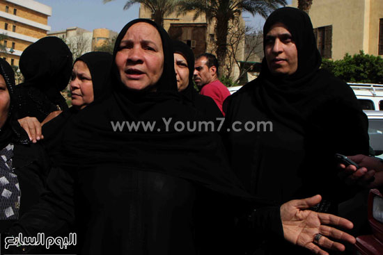 أسرة ضحية الدرب الأحمر أمام مسجد السيدة نفيسة  (1)