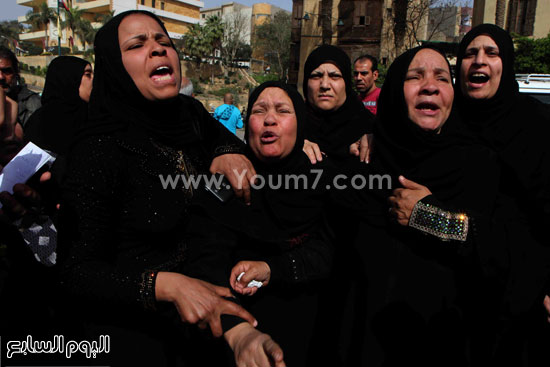 أسرة ضحية الدرب الأحمر أمام مسجد السيدة نفيسة  (2)