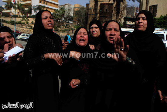 أسرة ضحية الدرب الأحمر أمام مسجد السيدة نفيسة  (4)