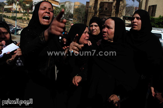 أسرة ضحية الدرب الأحمر أمام مسجد السيدة نفيسة  (5)