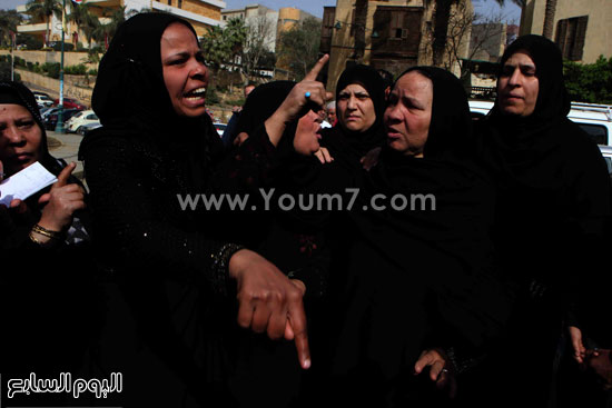 أسرة ضحية الدرب الأحمر أمام مسجد السيدة نفيسة  (6)