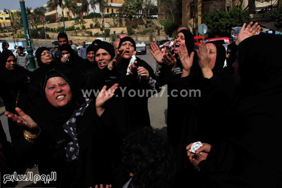 أسرة ضحية الدرب الأحمر أمام مسجد السيدة نفيسة  (11)
