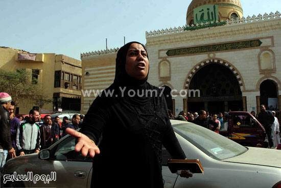 أسرة ضحية الدرب الأحمر أمام مسجد السيدة نفيسة  (14)