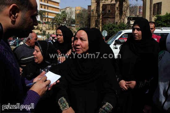 أسرة ضحية الدرب الأحمر أمام مسجد السيدة نفيسة  (17)