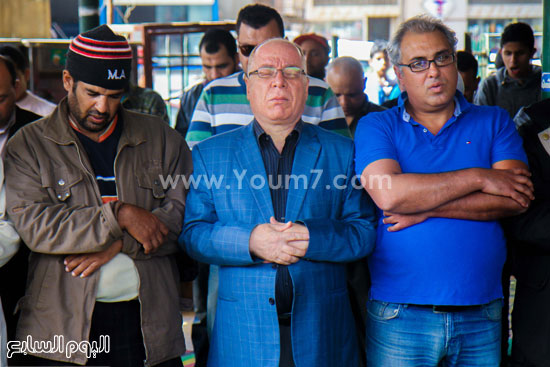وزير الثقافة وجموع الفنانين والمثقفين يشيعون جثمان علاء الديب من مسجد السيدة عائشة (1)
