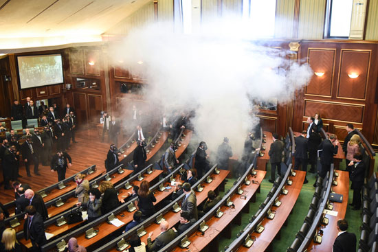 نواب المعارضة يطلقون غاز مسيل للدموع داخل برلمان كوسوفا (1)