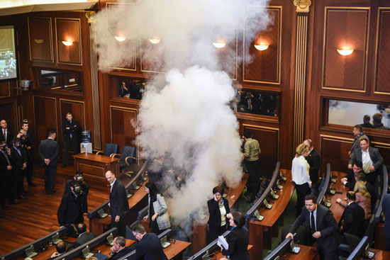 نواب المعارضة يطلقون غاز مسيل للدموع داخل برلمان كوسوفا (2)