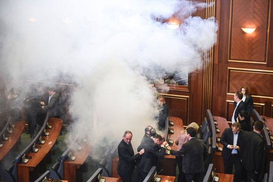 نواب المعارضة يطلقون غاز مسيل للدموع داخل برلمان كوسوفا (3)