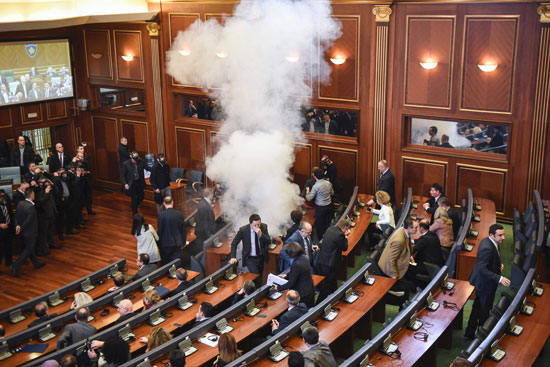 نواب المعارضة يطلقون غاز مسيل للدموع داخل برلمان كوسوفا (4)