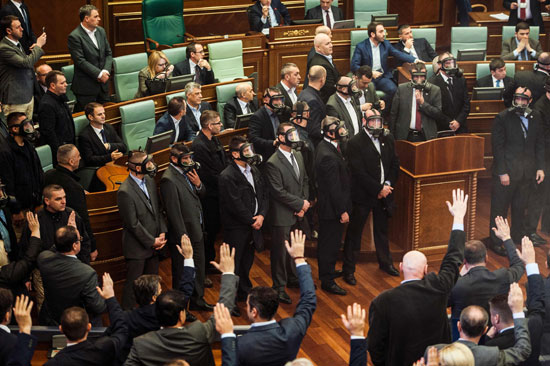 نواب المعارضة يطلقون غاز مسيل للدموع داخل برلمان كوسوفا (5)