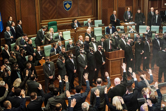 نواب المعارضة يطلقون غاز مسيل للدموع داخل برلمان كوسوفا (6)