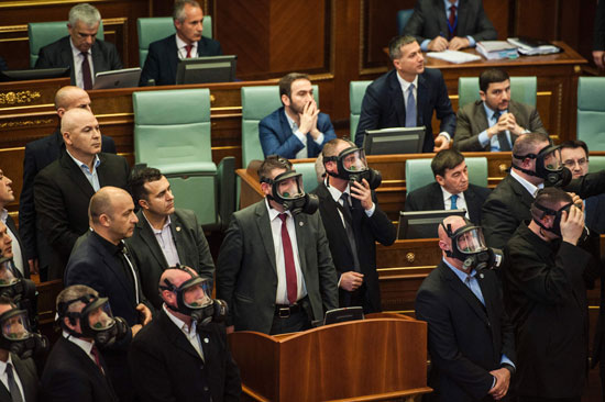 نواب المعارضة يطلقون غاز مسيل للدموع داخل برلمان كوسوفا (7)
