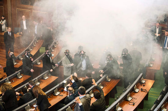 نواب المعارضة يطلقون غاز مسيل للدموع داخل برلمان كوسوفا (8)