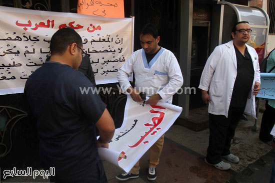 نقابة الاطباء مستشفى المطرية العلاج بالمجان  اعتداء امناء الشرطة  علاج مدفوع الاجر وقفة احتجاجيه للاطباء (2)