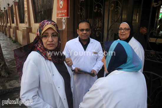 نقابة الاطباء مستشفى المطرية العلاج بالمجان  اعتداء امناء الشرطة  علاج مدفوع الاجر وقفة احتجاجيه للاطباء (4)