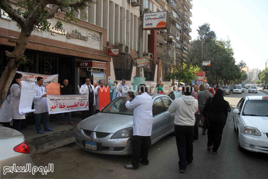 نقابة الاطباء مستشفى المطرية العلاج بالمجان  اعتداء امناء الشرطة  علاج مدفوع الاجر وقفة احتجاجيه للاطباء (15)