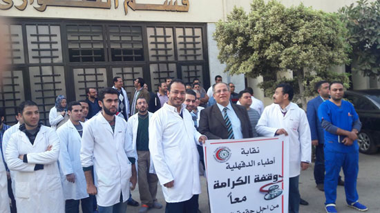 نقابة الأطباء تنظيم وقفات احتجاجية بكافة المستشفيات  (6)