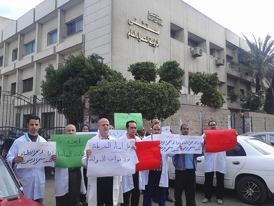 نقابة الأطباء تنظيم وقفات احتجاجية بكافة المستشفيات  (8)
