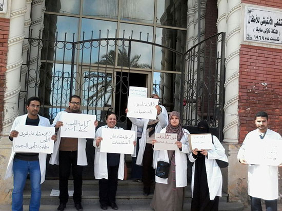 نقابة الأطباء تنظيم وقفات احتجاجية بكافة المستشفيات  (9)