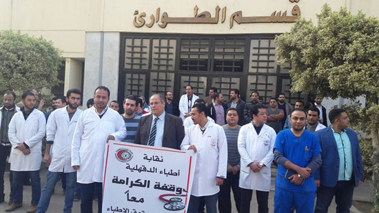 نقابة الأطباء تنظيم وقفات احتجاجية بكافة المستشفيات  (11)