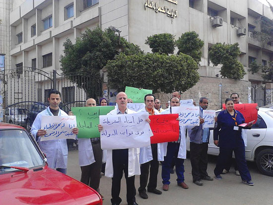 نقابة الأطباء تنظيم وقفات احتجاجية بكافة المستشفيات  (16)