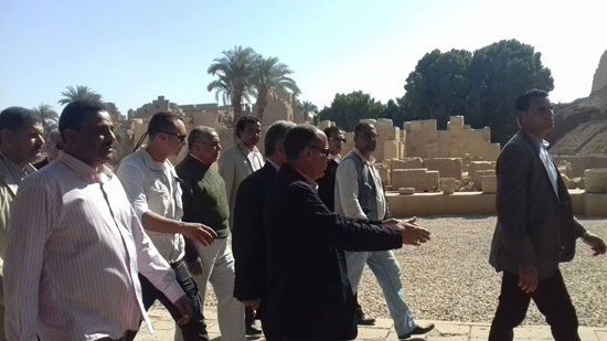 وزير الآثار يتفقد أعمال الترميم والحفائر بمعبد الكرنك (2)