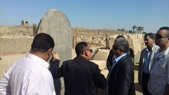 وزير الآثار يتفقد أعمال الترميم والحفائر بمعبد الكرنك (3)