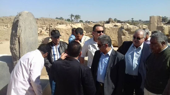 وزير الآثار يتفقد أعمال الترميم والحفائر بمعبد الكرنك (5)