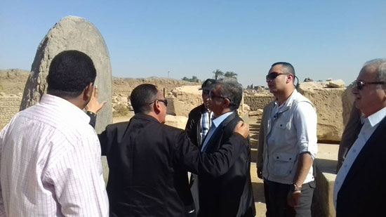 وزير الآثار يتفقد أعمال الترميم والحفائر بمعبد الكرنك (6)