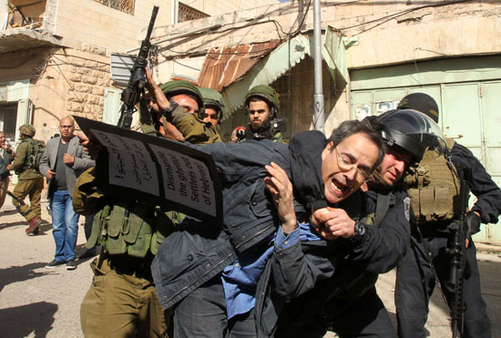 الجيش-الاسرائيلى-يعتقل-ناشطين-اسرائيليين-مناصرين-للفلسطينيين-فى-الخليل-(1)