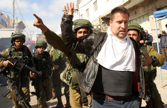 الجيش-الاسرائيلى-يعتقل-ناشطين-اسرائيليين-مناصرين-للفلسطينيين-فى-الخليل-(2)