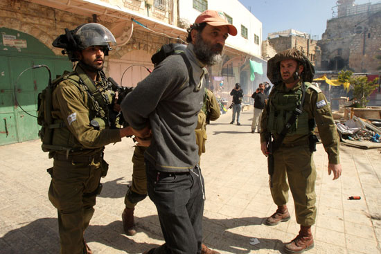 الجيش-الاسرائيلى-يعتقل-ناشطين-اسرائيليين-مناصرين-للفلسطينيين-فى-الخليل-(3)