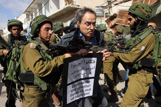 الجيش-الاسرائيلى-يعتقل-ناشطين-اسرائيليين-مناصرين-للفلسطينيين-فى-الخليل-(4)