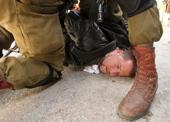 الجيش-الاسرائيلى-يعتقل-ناشطين-اسرائيليين-مناصرين-للفلسطينيين-فى-الخليل-(5)