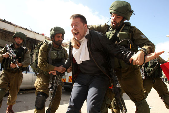 الجيش-الاسرائيلى-يعتقل-ناشطين-اسرائيليين-مناصرين-للفلسطينيين-فى-الخليل-(6)